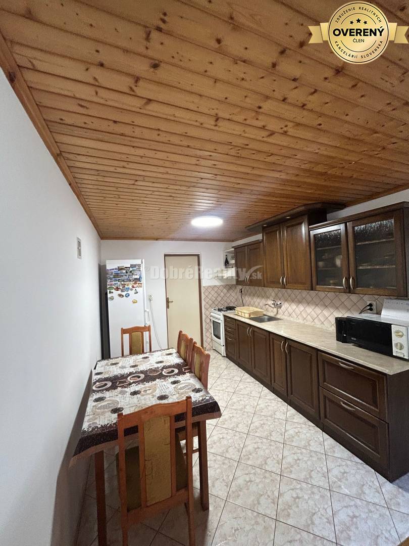 Zariadený 4-izbový rodinný dom s letnou kuchyňou, krytou terasou a piv