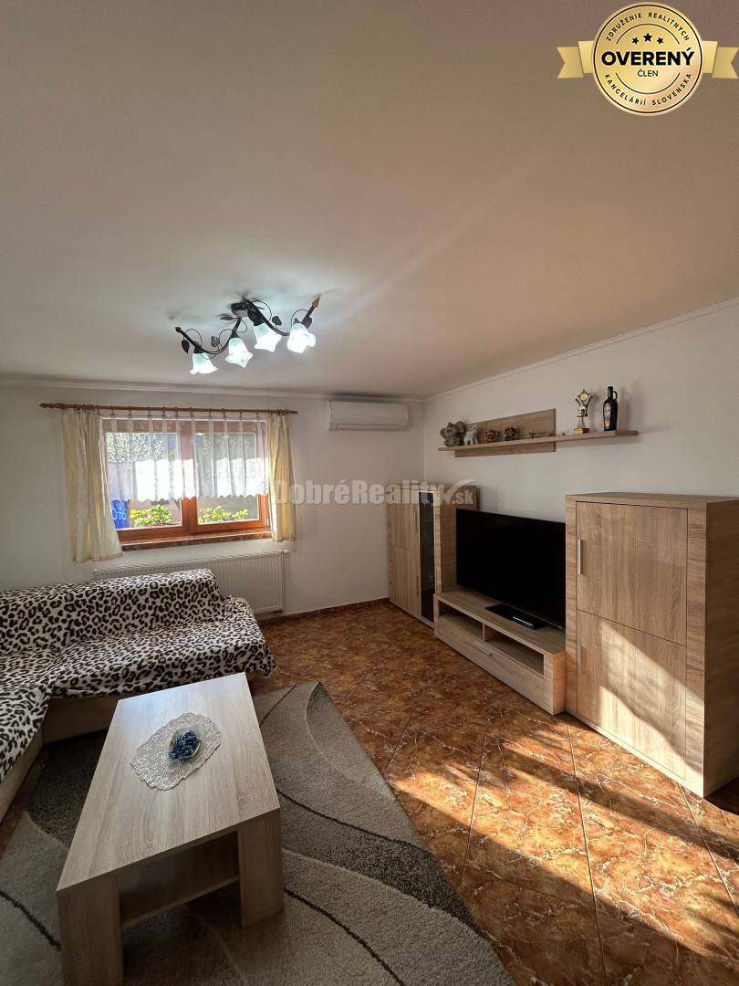 Zariadený 4-izbový rodinný dom s letnou kuchyňou, krytou terasou a piv