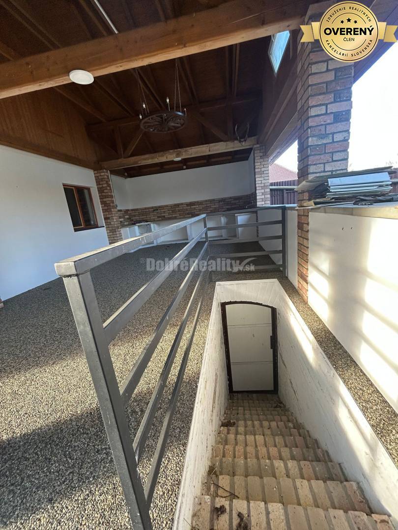 Zariadený 4-izbový rodinný dom s letnou kuchyňou, krytou terasou a piv
