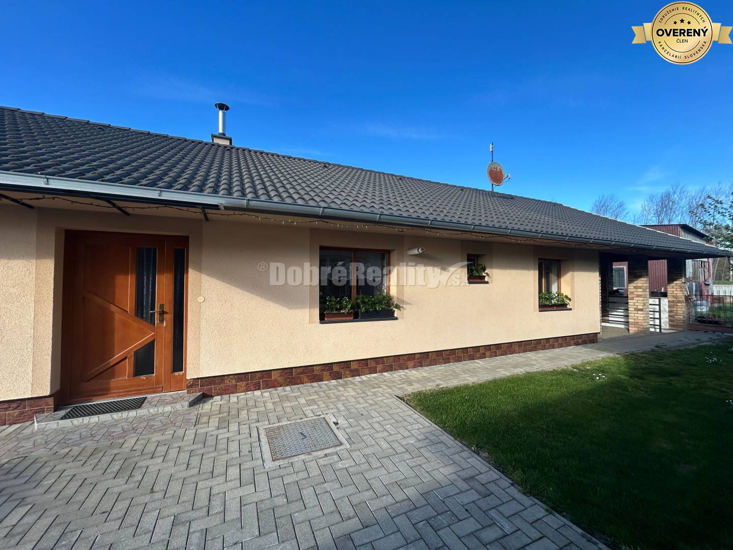 Zariadený 4-izbový rodinný dom s letnou kuchyňou, krytou terasou a piv