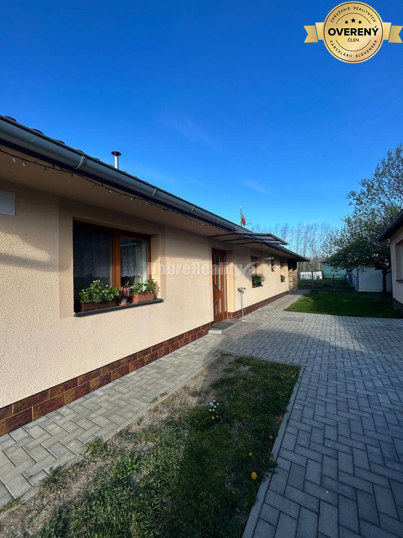 Zariadený 4-izbový rodinný dom s letnou kuchyňou, krytou terasou a piv