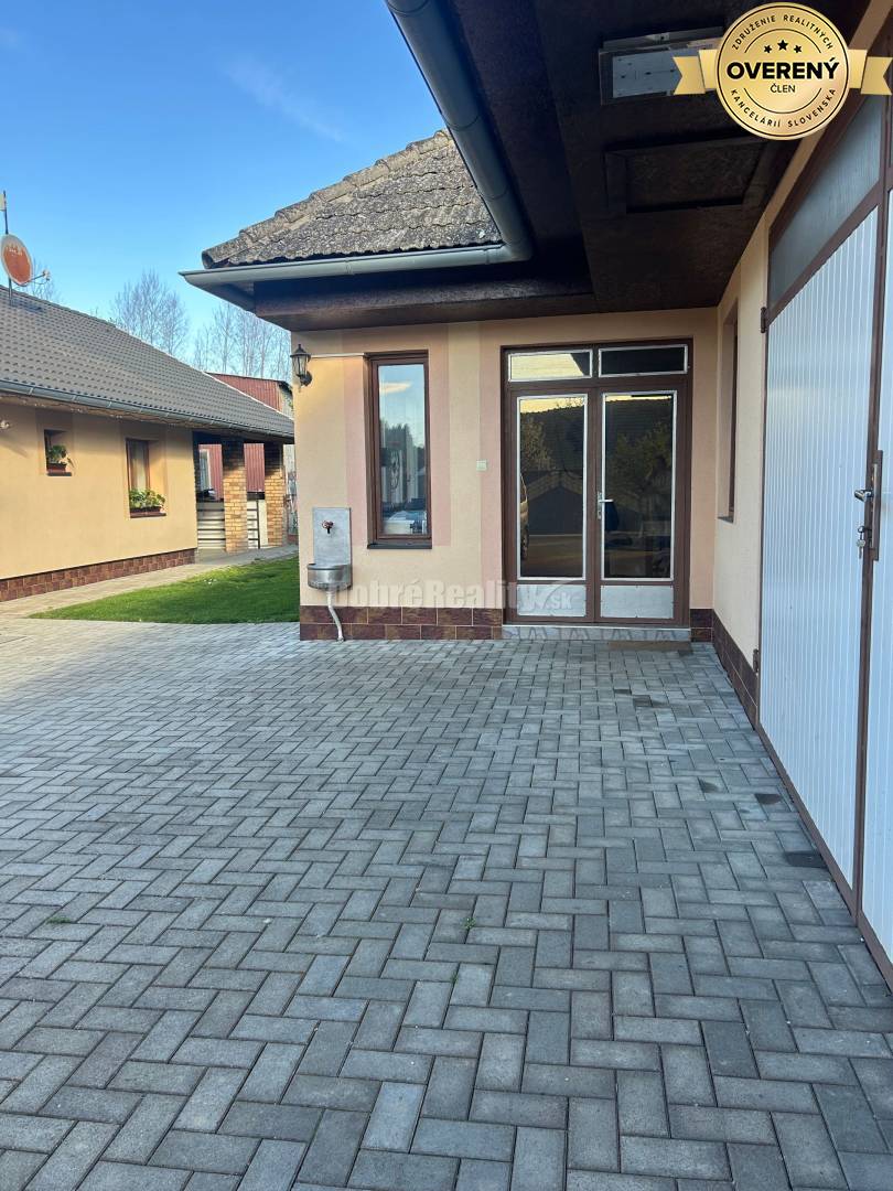 Zariadený 4-izbový rodinný dom s letnou kuchyňou, krytou terasou a piv