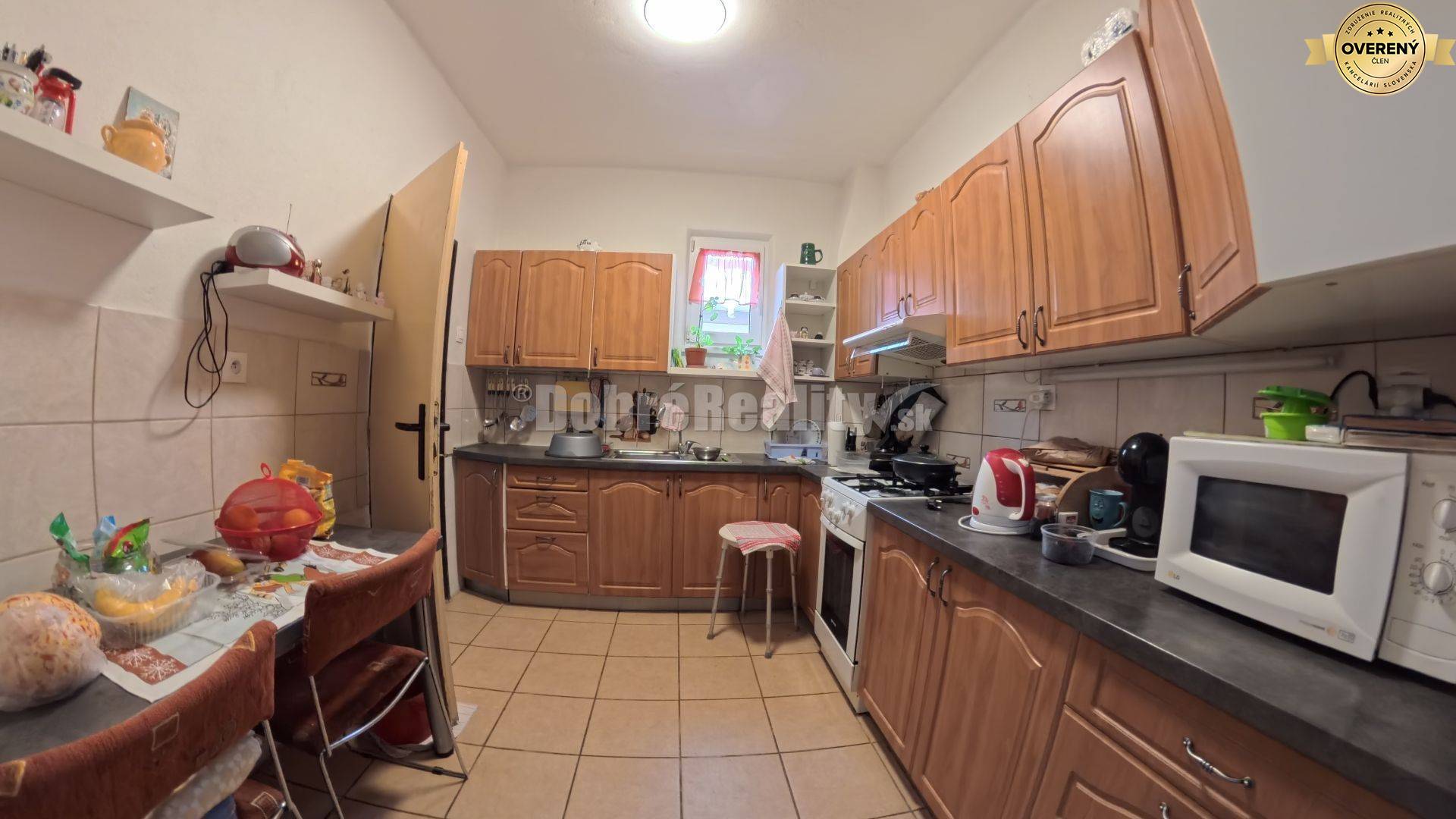 Dobré Reality ponúkajú priestranný rodinný dom s altánkom a s garážou