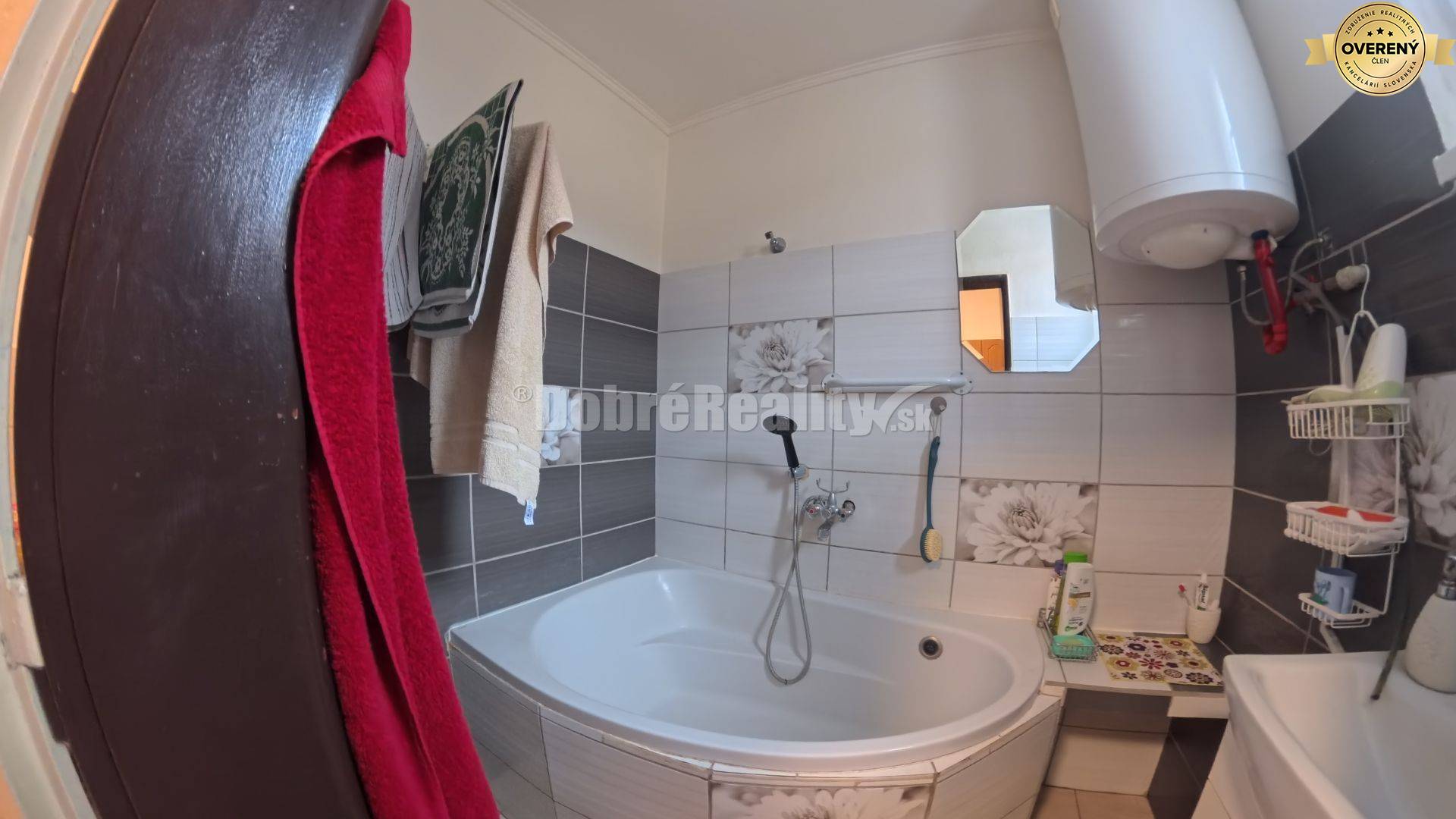 Dobré Reality ponúkajú priestranný rodinný dom s altánkom a s garážou