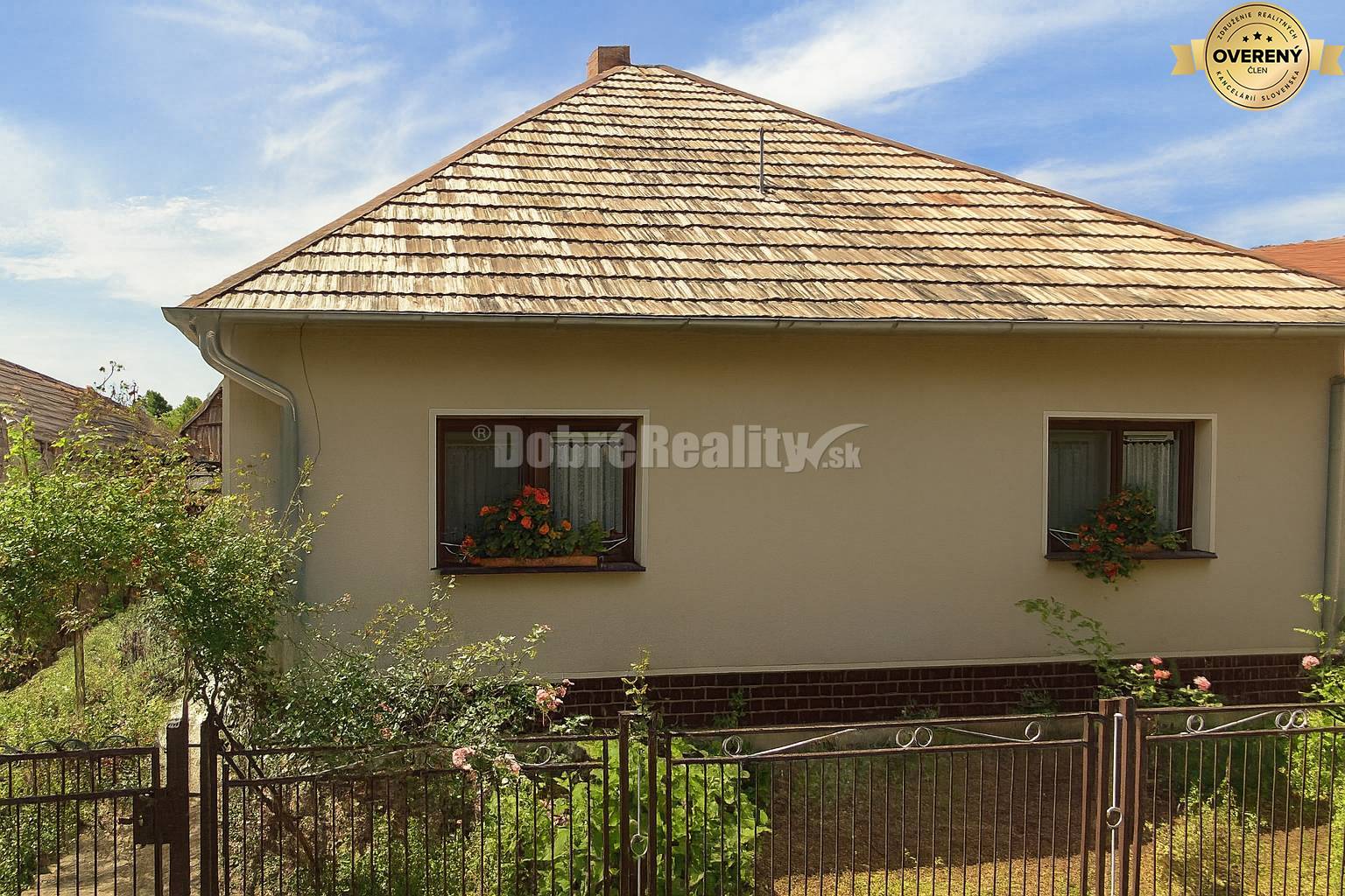 Dobré Reality ponúkajú priestranný rodinný dom s altánkom a s garážou