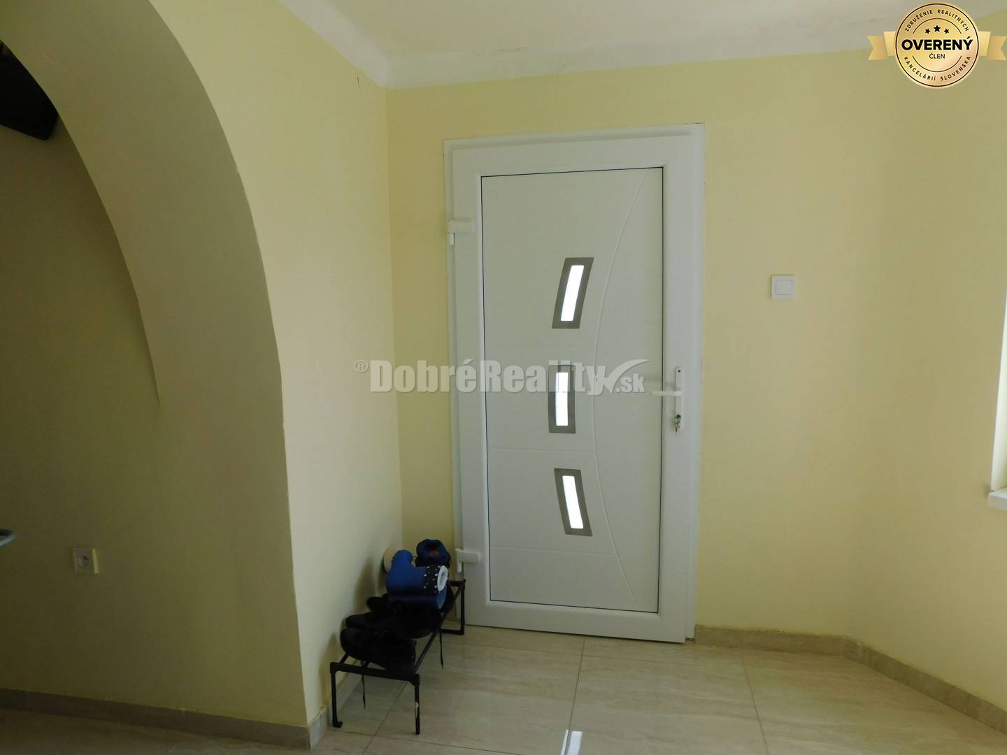 Ponúkame na predaj 3-izb. rodinný dom v obci Dvory nad Žitavou.