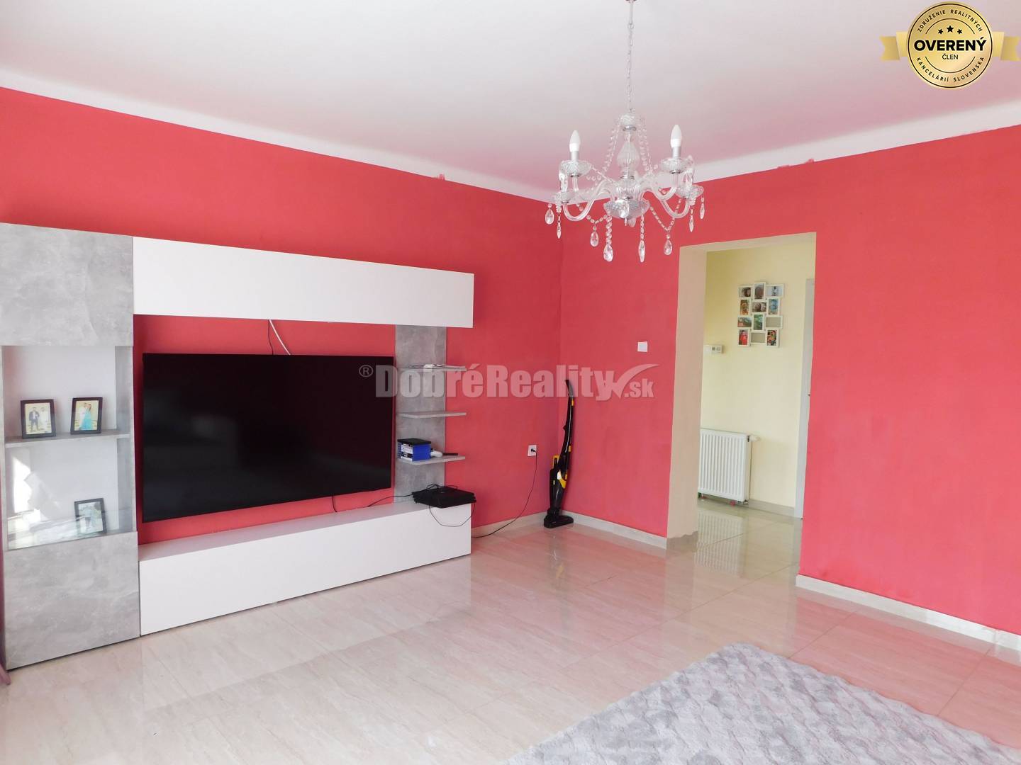 Ponúkame na predaj 3-izb. rodinný dom v obci Dvory nad Žitavou.