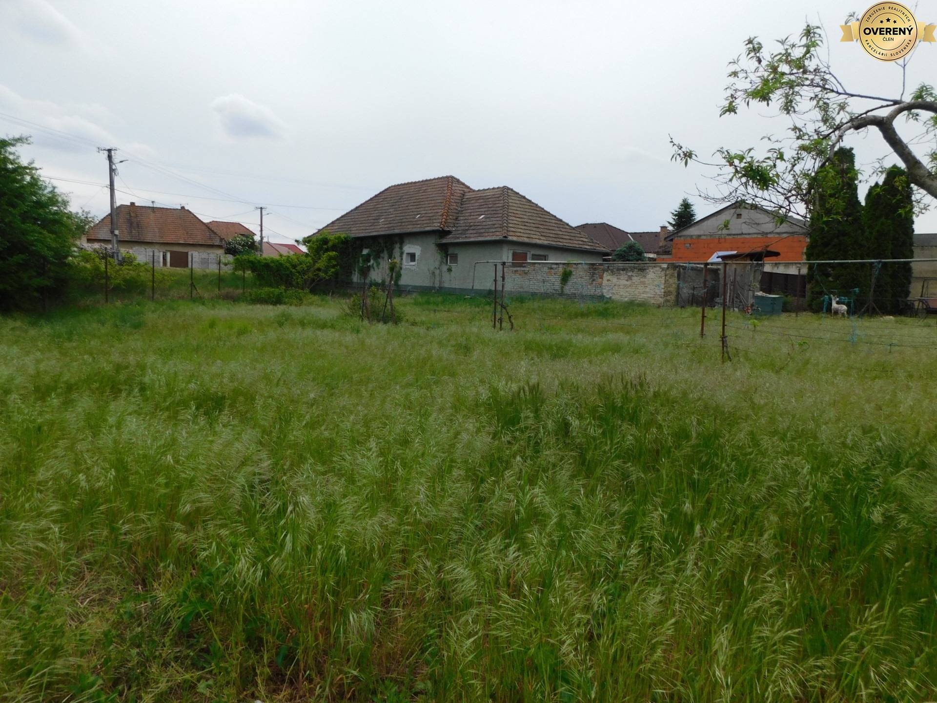 Záhrada s domom v pozadí, Pozemky - bývanie v Dvoroch nad Žitavou.