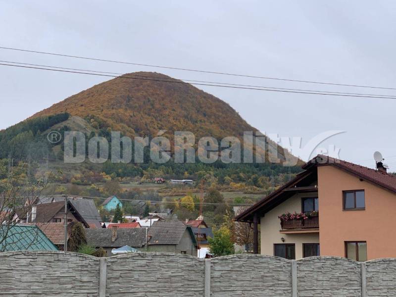 PREDAJ - Slnečný pozemok v malebnom prostredí jesennej prírody v Považ