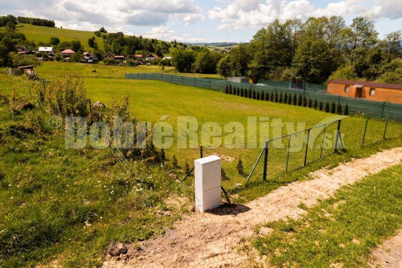 PREDAJ: Oplotený pozemok s inžinierskymi sieťami pre výstavbu rodinnéh